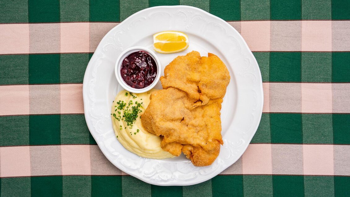 <p>Schnitzel, serviert mit püriertem Kartoffeln und Preiselbeer. Dazu gibt es zwei Zitronenscheiben.</p> | © Hotel Alpen Arnika