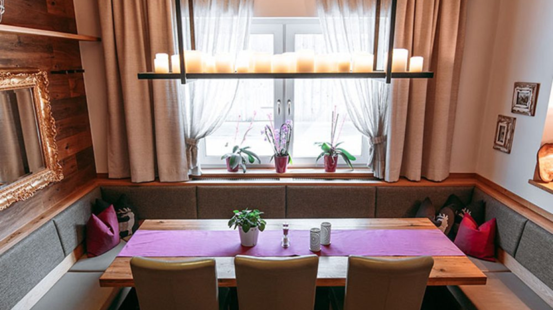 Ein gemütlicher Essbereich im Kanzler Wander- und Wellnesshotel mit einem langen Holztisch und Sitzbänken. Große Fenster lassen viel Licht herein, und die Dekoration sorgt für eine einladende Atmosphäre. | © Gasthaus Kanzler
