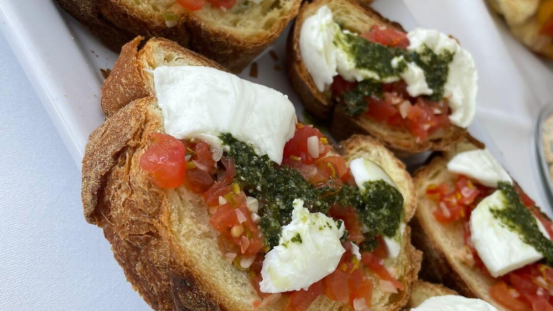 Leckere Bruschetta mit frischen Tomaten, Mozzarella und Pesto auf geröstetem Brot. Ideal als Appetizer oder Snack. | © JUFA Hotel Leibnitz