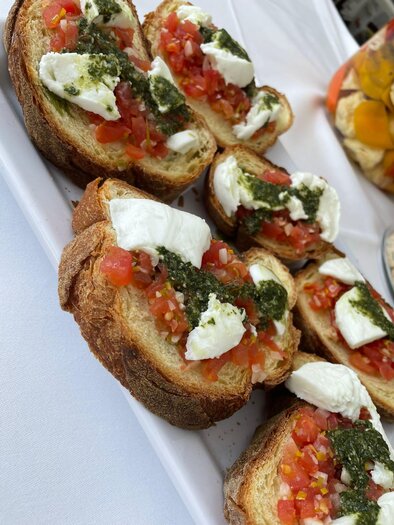 Leckere Bruschetta mit frischen Tomaten, Mozzarella und Pesto auf geröstetem Brot. Ideal als Appetizer oder Snack. | © JUFA Hotel Leibnitz