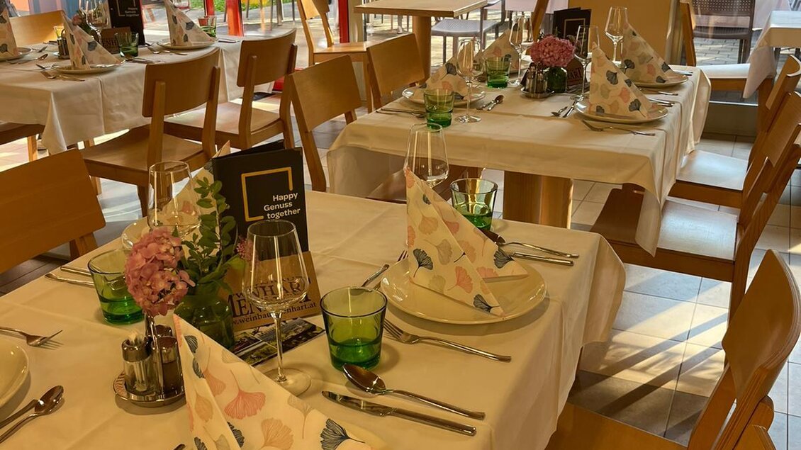 Ein einladendes Restaurant mit schön gedeckten Tischen. Der Raum wirkt freundlich und hell mit Blick auf einen Garten. | © JUFA Hotel Leibnitz