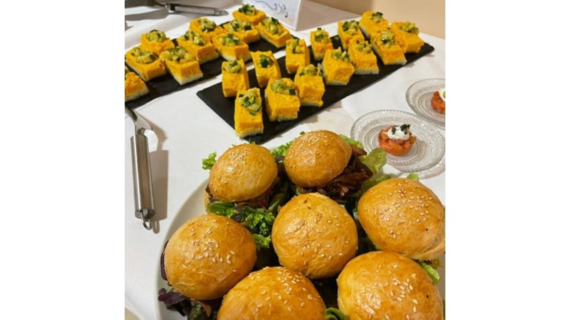 Eine Auswahl an salzigen Häppchen auf einem Tisch. Im Vordergrund sind frische Brötchen mit Sesam und im Hintergrund verschiedene gefüllte Quiches. | © JUFA Hotel Leibnitz