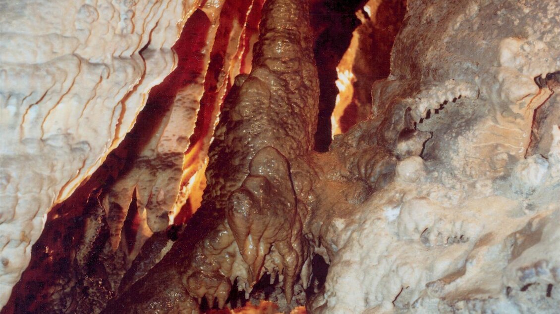Eine beeindruckende Höhle mit beeindruckenden Stalaktiten und Stalagmiten. Das Licht fällt sanft und hebt die Strukturen der Felsformationen hervor. | © Fritz Bayerl