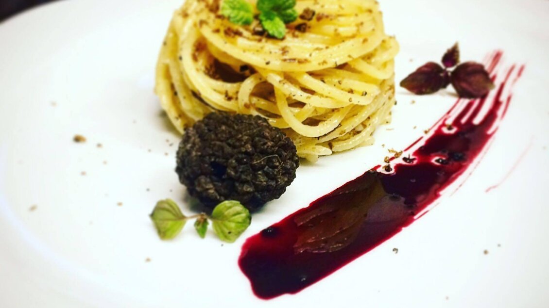 Pasta mit Trüffel und Sauce auf weißem Teller im Ristorante La Corte in Voitsberg.  | © La Corte - Urbano