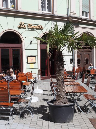 Außenansicht des Restaurants La Tavernetta in Graz mit Gästen im Straßencafé. | © Graz Tourismus - Max Wegscheidler