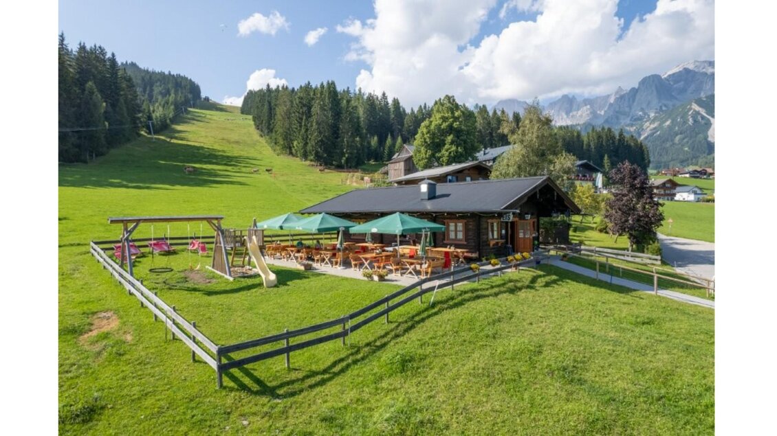 Ein gemütliches Restaurant in den Bergen mit einer schönen Terrasse. Die Umgebung ist grün und bietet Spielmöglichkeiten für Kinder. | © Alwin Strasser