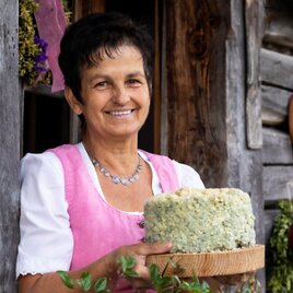Dame mit Steirerkas vor der Hütte | © Gruber Marianne