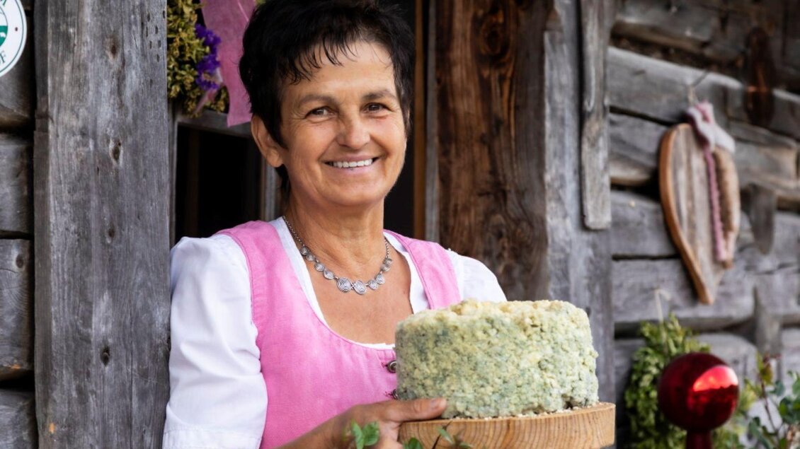 Dame mit Steirerkas vor der Hütte | © Gruber Marianne