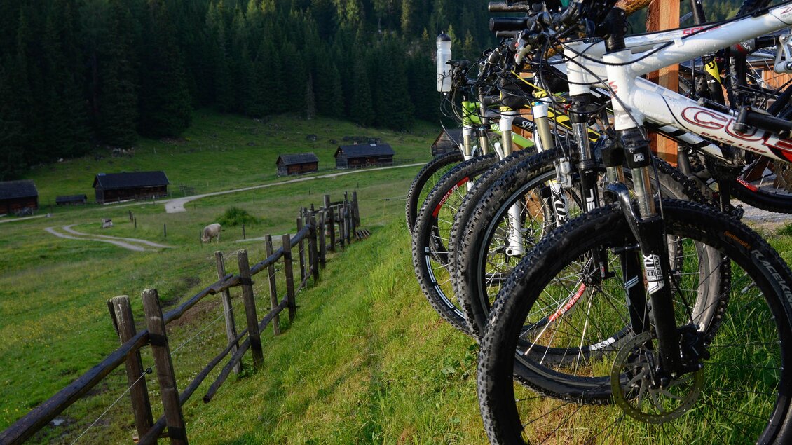 Hängende Räder vor der Hütte | © Gruber Marianne