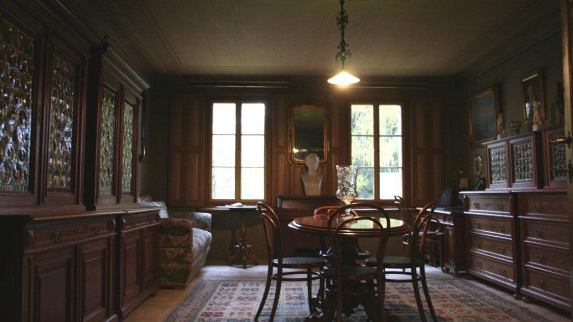 Ein gemütlicher Raum mit Holzmöbeln und einem großen Tisch. Große Fenster lassen Licht herein und schaffen eine einladende Atmosphäre. | © TV Hochsteiermark, Maria Steindl