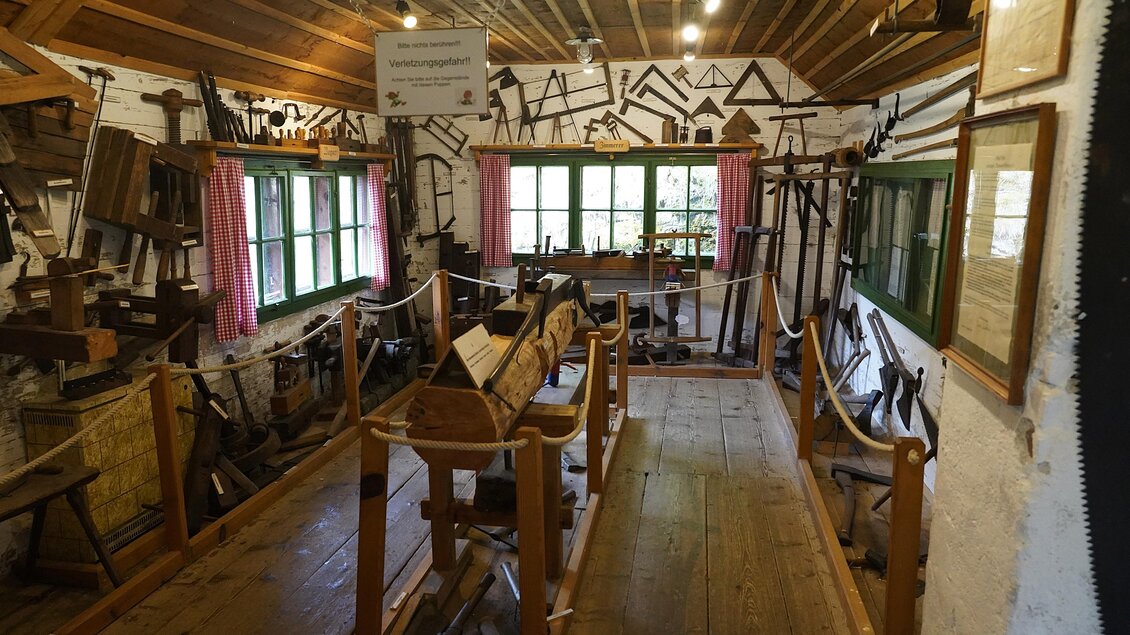 Ein historisches Handwerkermuseum mit verschiedenen Werkzeugen an den Wänden. Die Räume sind hell und einladend, mit großen Fenstern und ansprechender Holzausstattung. | © TV Hochsteiermark/Amelie Kertelits