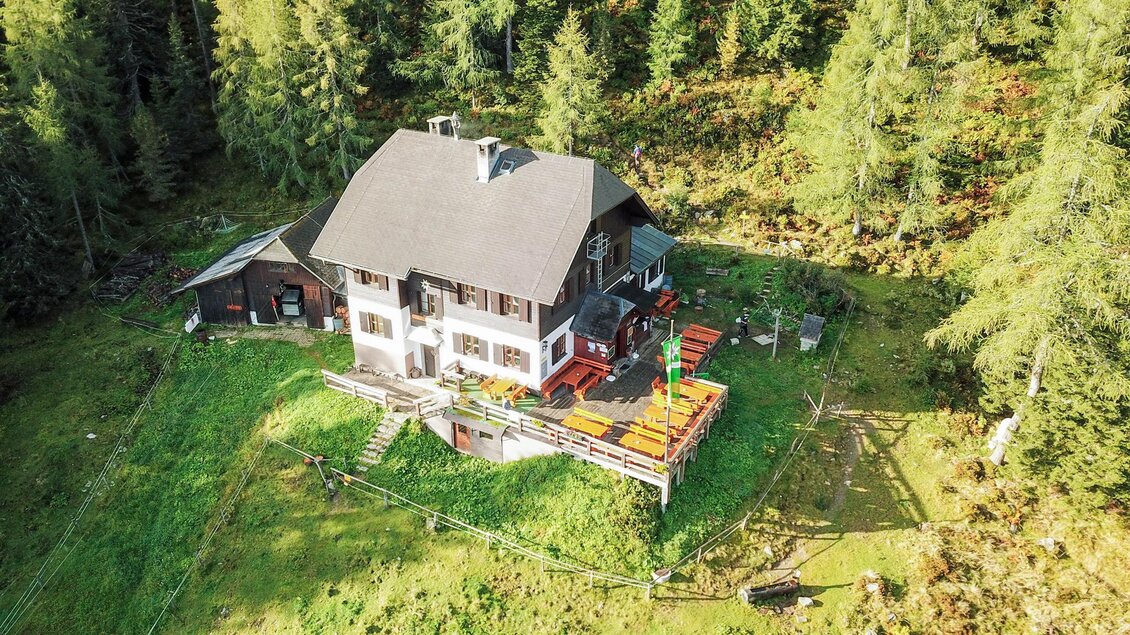 Ein gemütliches, mehrstöckiges Landhaus inmitten von Bäumen und Wiese. Die Terrasse ist mit Gartenmöbeln ausgestattet und bietet einen schönen Blick auf die Natur. | © Franz Fuxjäger