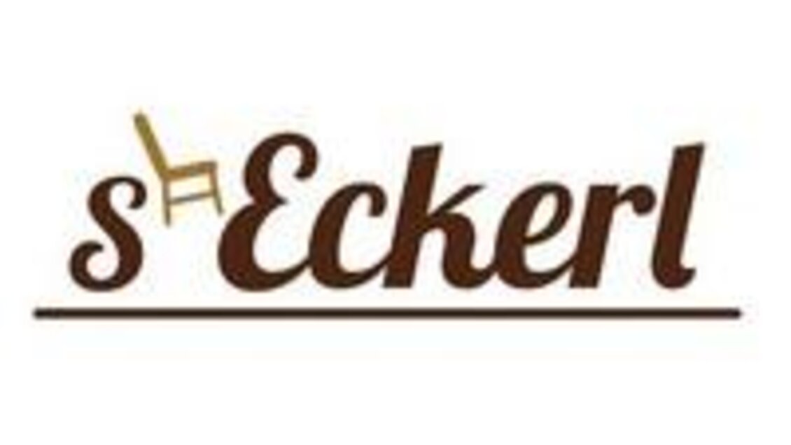 Ein schlichtes Logo mit dem Schriftzug "s'Eckerl" in brauner Schrift. Ein goldener Stuhl ist kreativ in das Design integriert. | © TV Hochsteiermark
