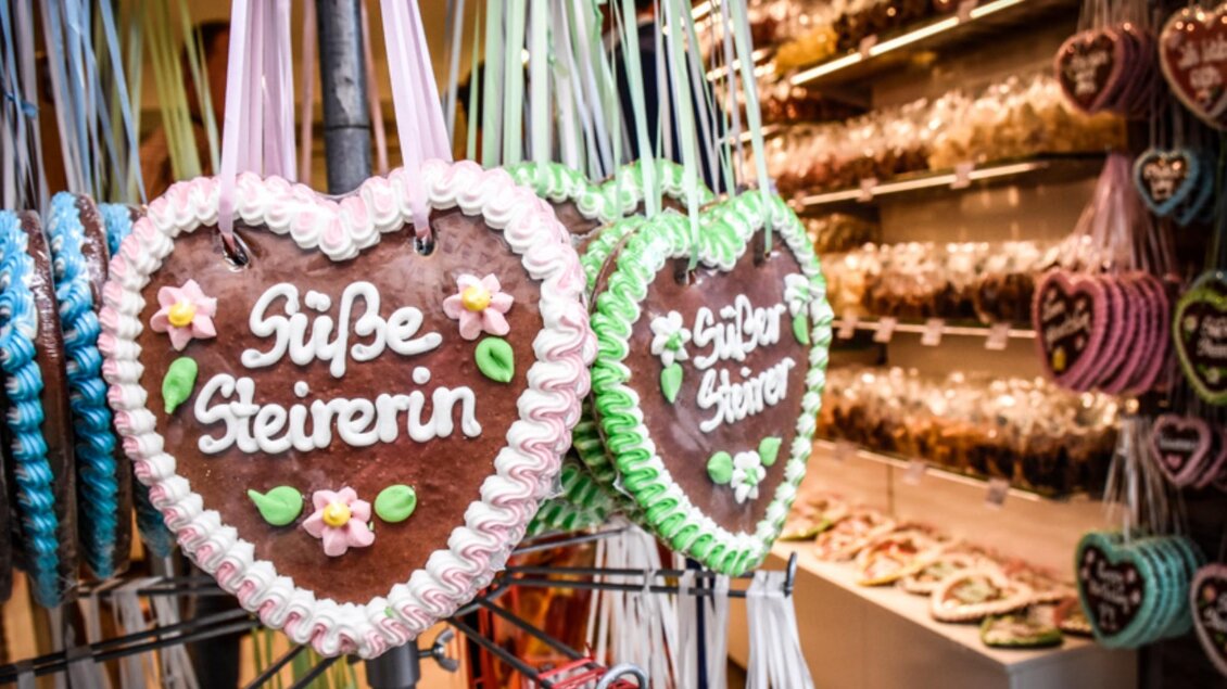 Verzierte Lebkuchenherzen mit Aufschrift „Süßer Steirer“ und „Süße Steirerin“ im Geschäft in Graz. | © Süßer Steirer