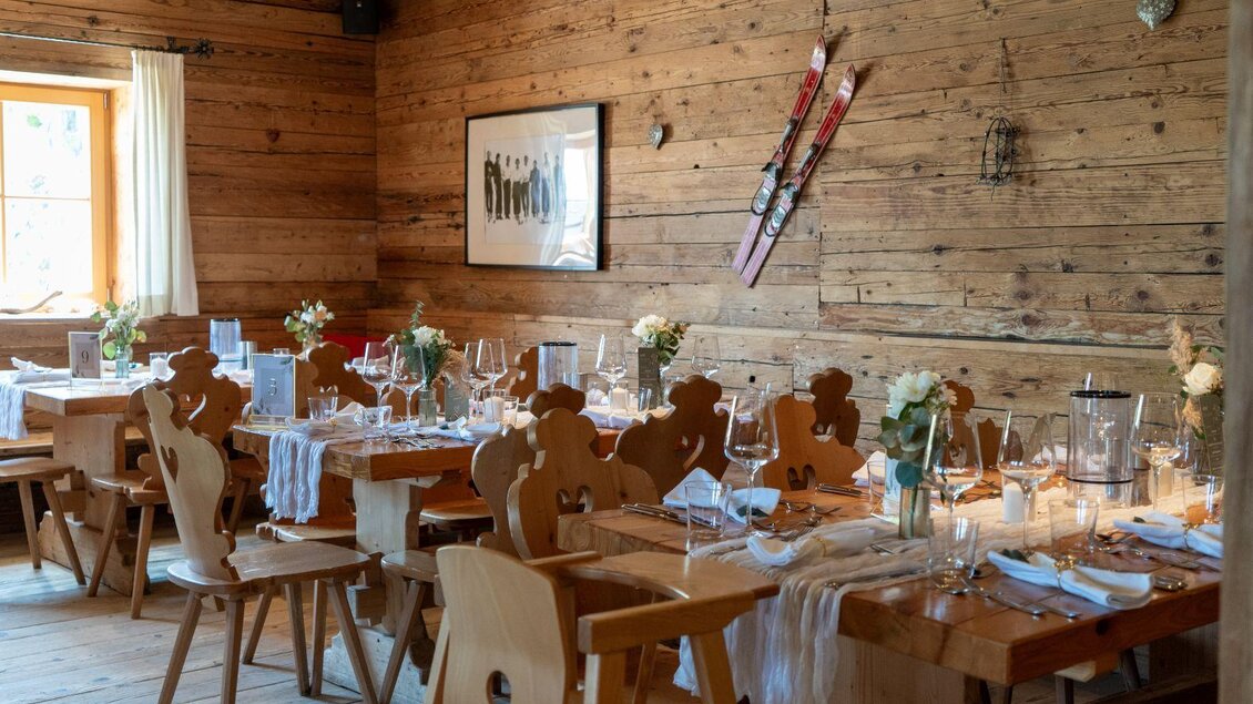 schön eingedeckter Tisch im Innenraum der Schöni-Alm | © Richard Schönberger