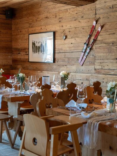 schön eingedeckter Tisch im Innenraum der Schöni-Alm | © Richard Schönberger