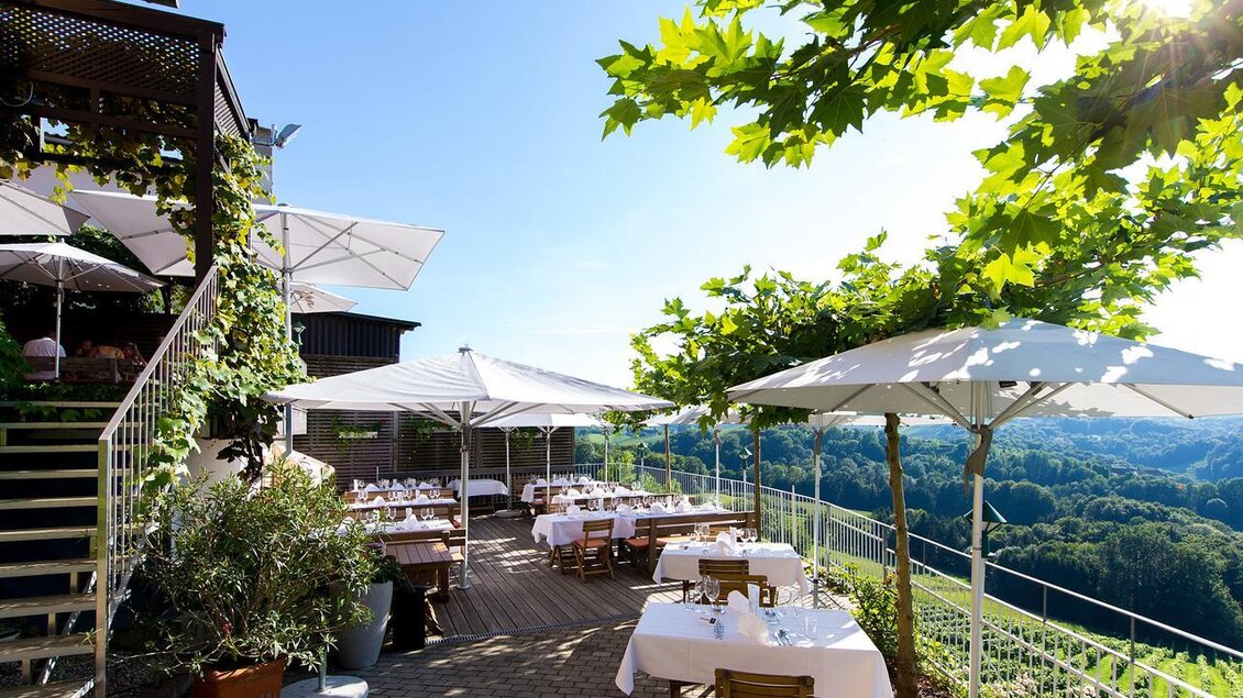 Ein schönes Restaurant mit Terrassen und Sonnenschirmen. Man hat einen herrlichen Blick auf die Landschaft. | © Das Restaurant_
