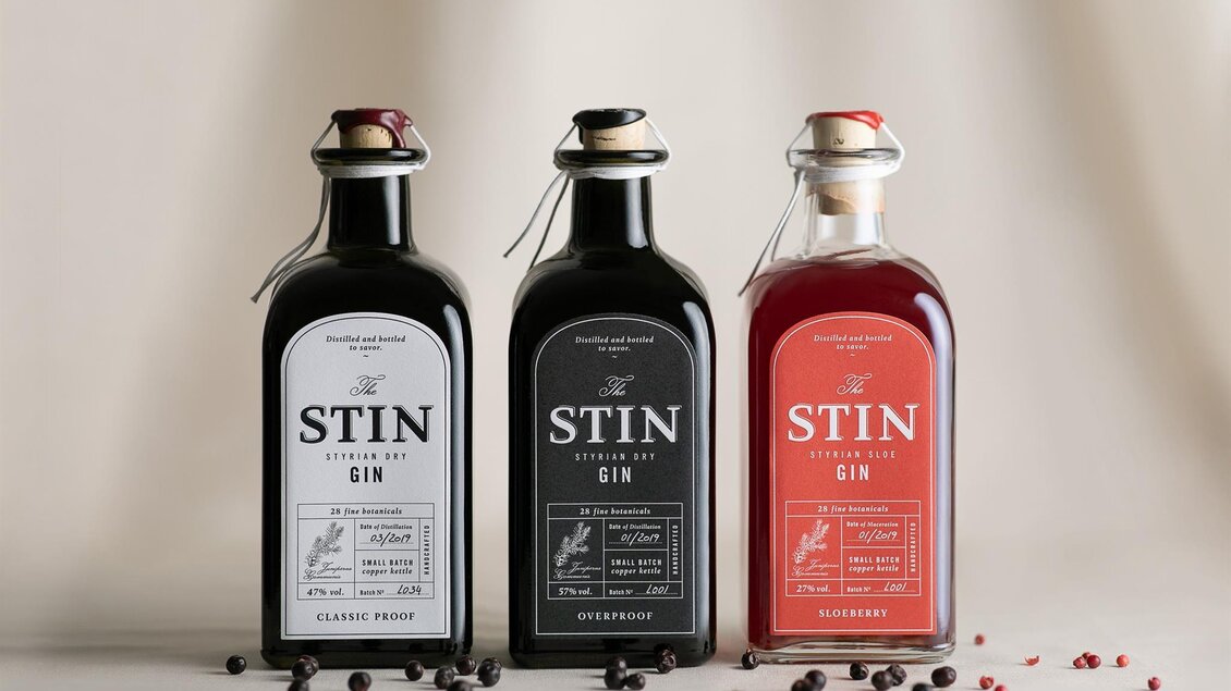 Drei Flaschen Gin stehen auf einem neutralen Hintergrud. Jede Flasche hat ein einzigartiges Etikett und eine unterschiedliche Farbe. | © STIN OG