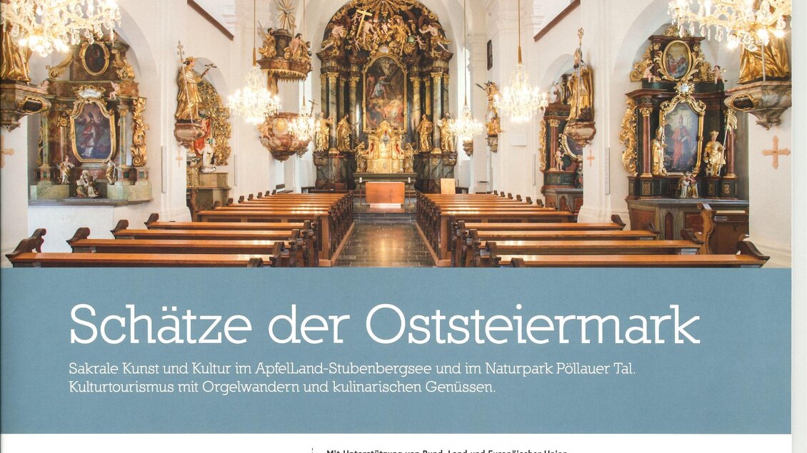 Ein wunderschöner Innenraum mit Kirchenbänken und kunstvollen Altären. Die Atmosphäre ist friedlich und einladend, ideal für kulturelle Erlebnisse. | © Tourismusverband Oststeiermark