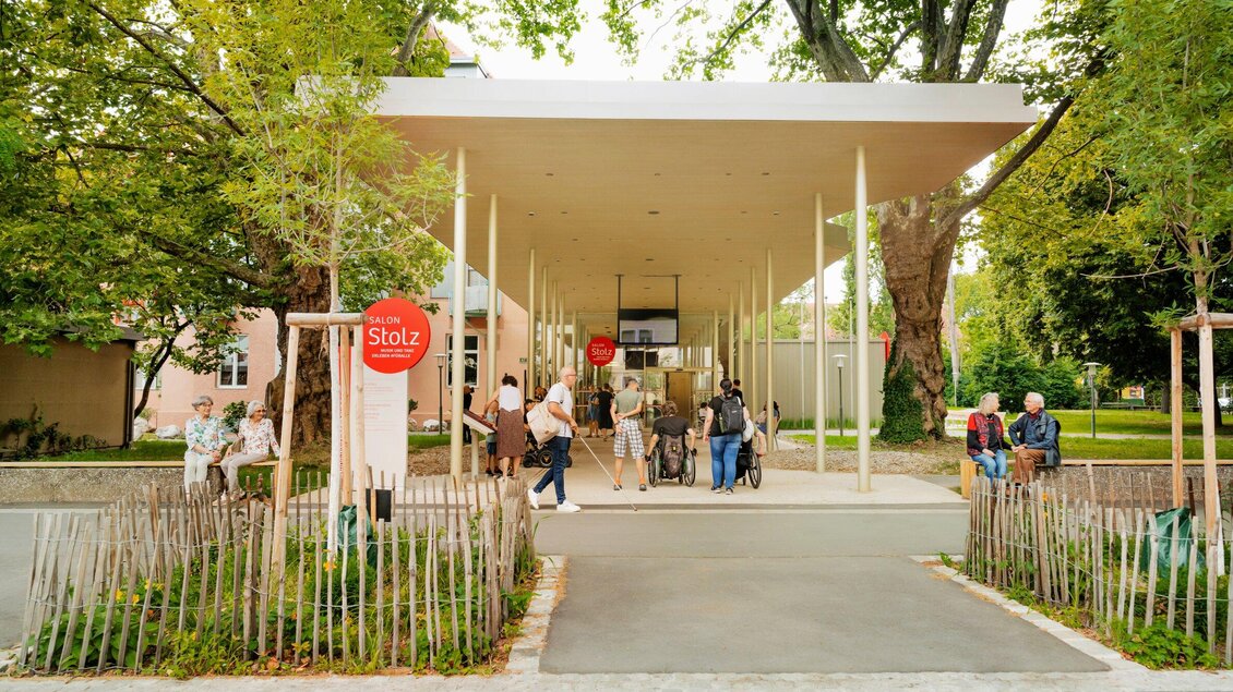 Besuchergruppe am barrierefreien Haupteingang des Salon Stolz im Grazer Augarten | © Salon Stolz - Stella Kager
