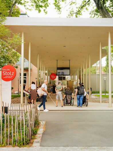Besuchergruppe am barrierefreien Haupteingang des Salon Stolz im Grazer Augarten | © Salon Stolz - Stella Kager