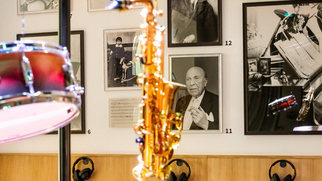 Saxophon und Fotos aus dem Leben von Robert Stolz im Salon Stolz Graz mit Kopfhörstation | © Salon Stolz - Stella Kager