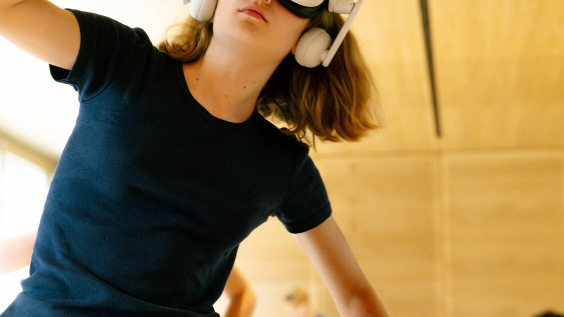 Mädchen mit VR-Brille und Kopfhörern bei digitalem Musik-Erlebnis im Salon Stolz Graz | © Salon Stolz - Stella Kager