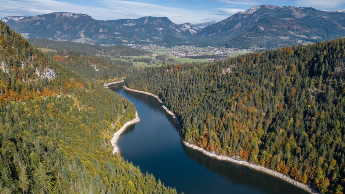 <p><p>Der malerische Salza-Stausee schlängelt sich durch die bewaldete Herbstlandschaft in Bad Mitterndorf. Im Hintergrund sind die majestätischen Berge des Ausseerlandes und ein klarer Himmel zu sehen.</p></p> | © TVB Ausseerland Salzkammergut_Karl Grieshofer