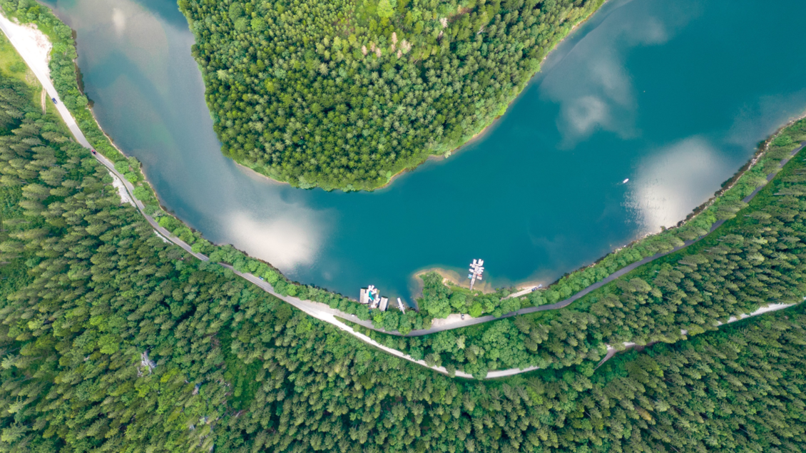 <p>Eine Luftaufnahme vom Salza-Stausee, das sich durch üppige grüne Wälder schlängelt. Am Ufer ist ein Steg sichtbar.</p> | ©  TVB Ausseerland Salzkammergut_Karl Grieshofer