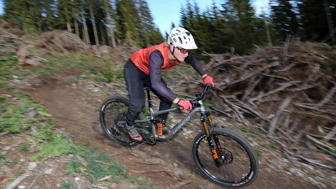 Mountainbiker mit Helm fährt auf dem schmalen Schöckl Trail durch bewaldetes Gelände bergab. | © The Gap MTBing