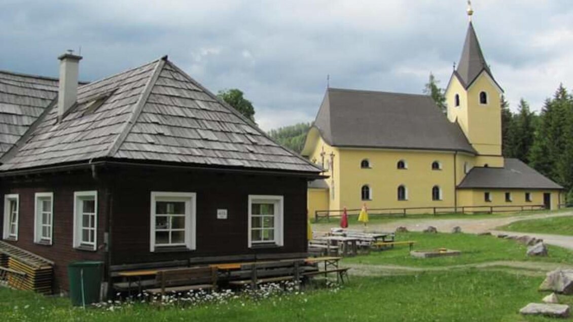 Gasthaus und Kirche | © Schönangerhütte