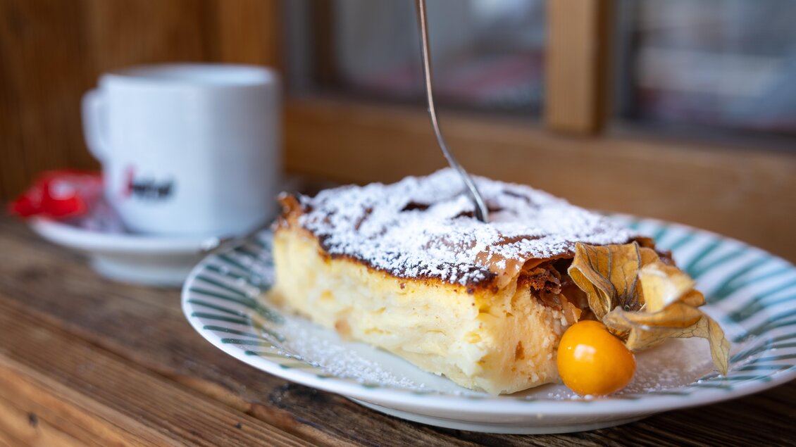 Hausgemachter Topfenstrudel mit einer Tasse Kaffee