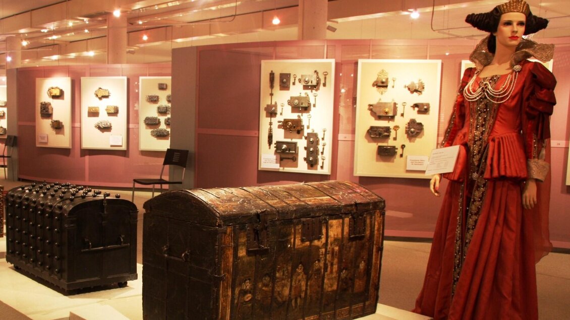 Historische Truhen & Schlösser in der Schell Colle | © Schell Collection
