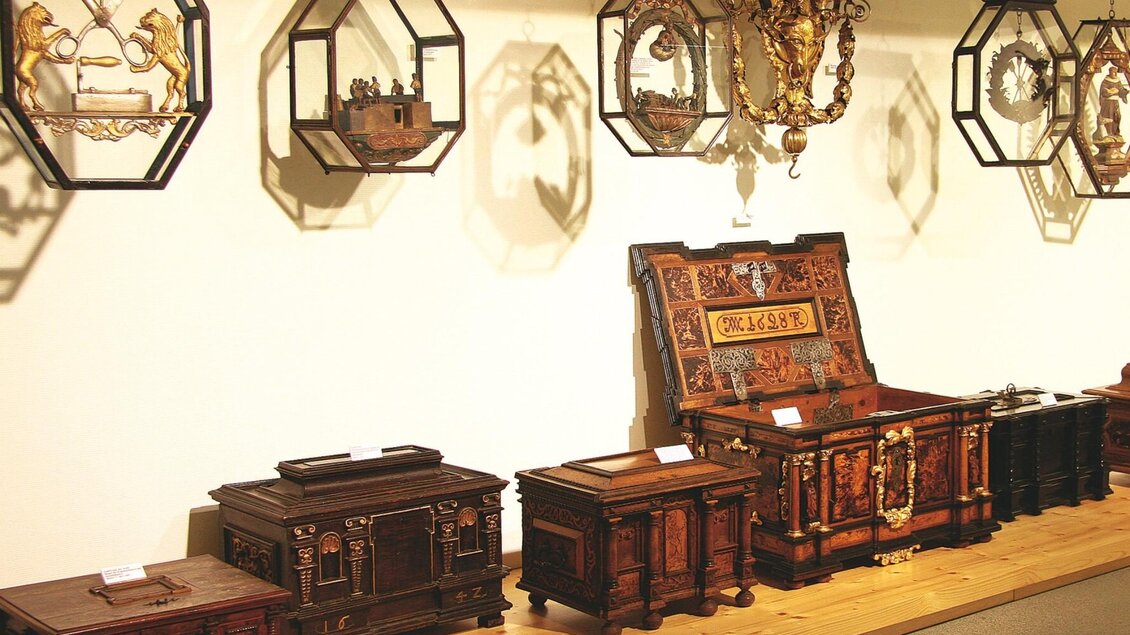 Historische Truhen & Zunftzeichen | © Schell Collection