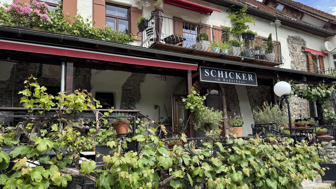 Ein charmantes Restaurant mit Balkon und vielen Pflanzen. Die Fassade ist von üppigem Grün umgeben und schafft eine einladende Atmosphäre. | © TV Hochsteiermark