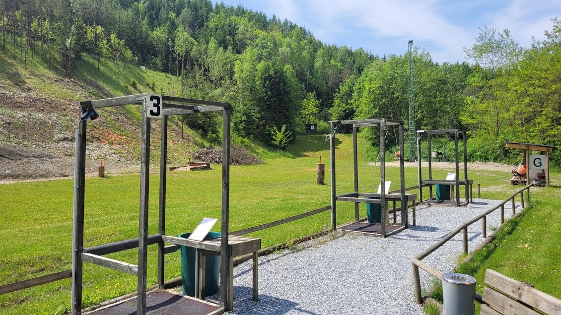 Outdoor-Schießstände der Schießarena Zangtal in Voitsberg vor bewaldeten Hängen | © TV Region Graz