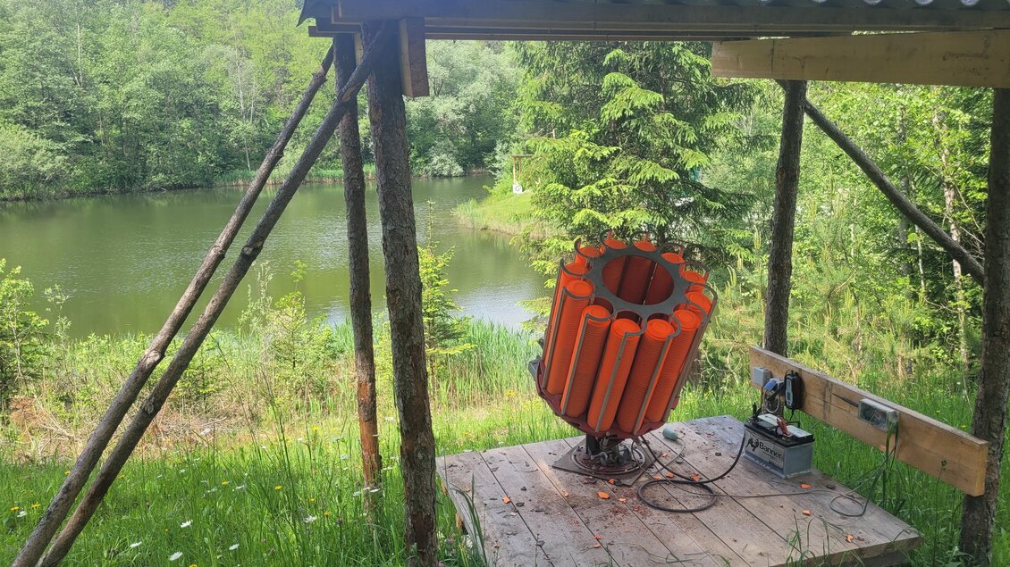 Orange Wurfscheiben in einer Abschussvorrichtung der Schießarena Zangtal vor einem Teich in Voitsberg | © TV Region Graz