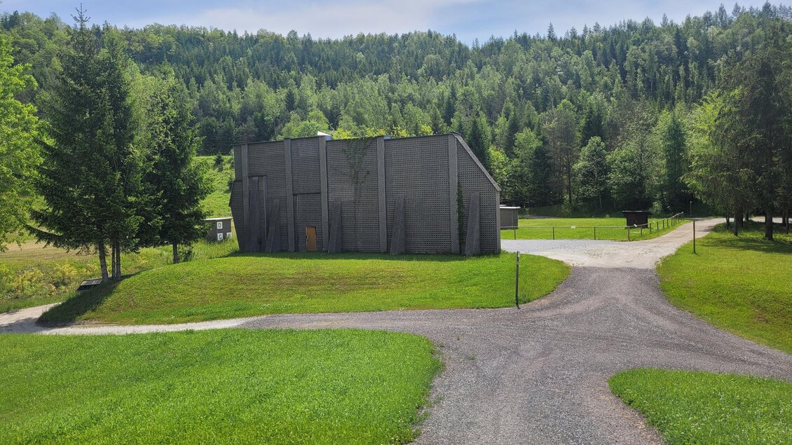 Gebäude und Wege auf dem Gelände der Schießarena Zangtal in Voitsberg, umgeben von Wiesen und Wald | © TV Region Graz