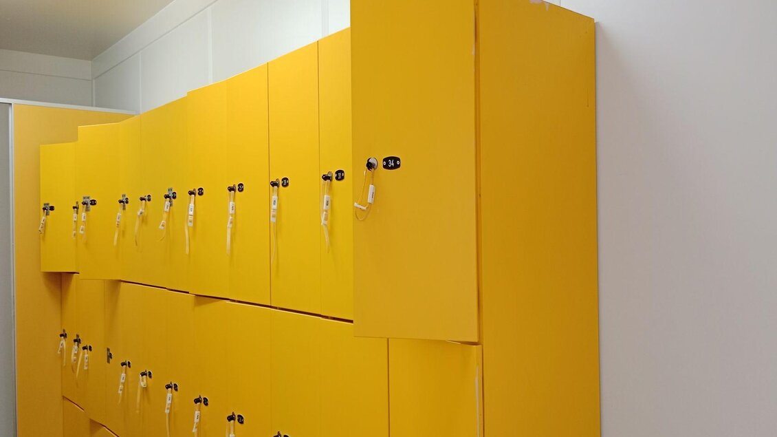 <p>Bei der Wand mit gelben Spinden mit Schlössern können Langläufer ihre Wertgegenstände aufbewahren, während sie auf der Tauplitzalm unterwegs sind..</p> | © TVB Ausseerland Salzkammergut_(c)Kolb