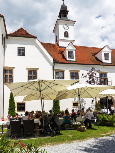 Gastgarten im Innenhof von Schoss Dornhofen | © Region Graz-Harry Schiffer | © Region Graz-Harry Schiffer