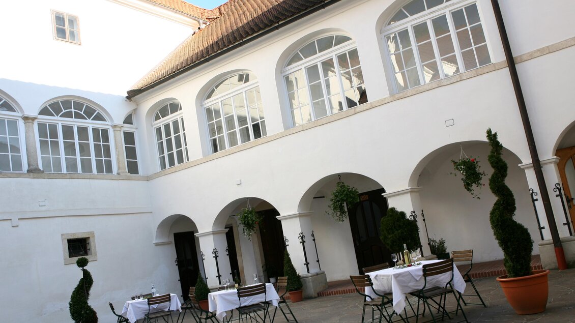 Innenhof von Schloss Dornhofen in Eggersdorf bei Graz mit Arkaden, gedeckten Tischen und Sitzplätzen für Gäste. | © Region Graz-Harry Schiffer