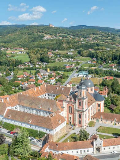 Pöllau_Schoss und Pfarrkirche Pöllau_Oststeiermark | © Helmut Schweighofer