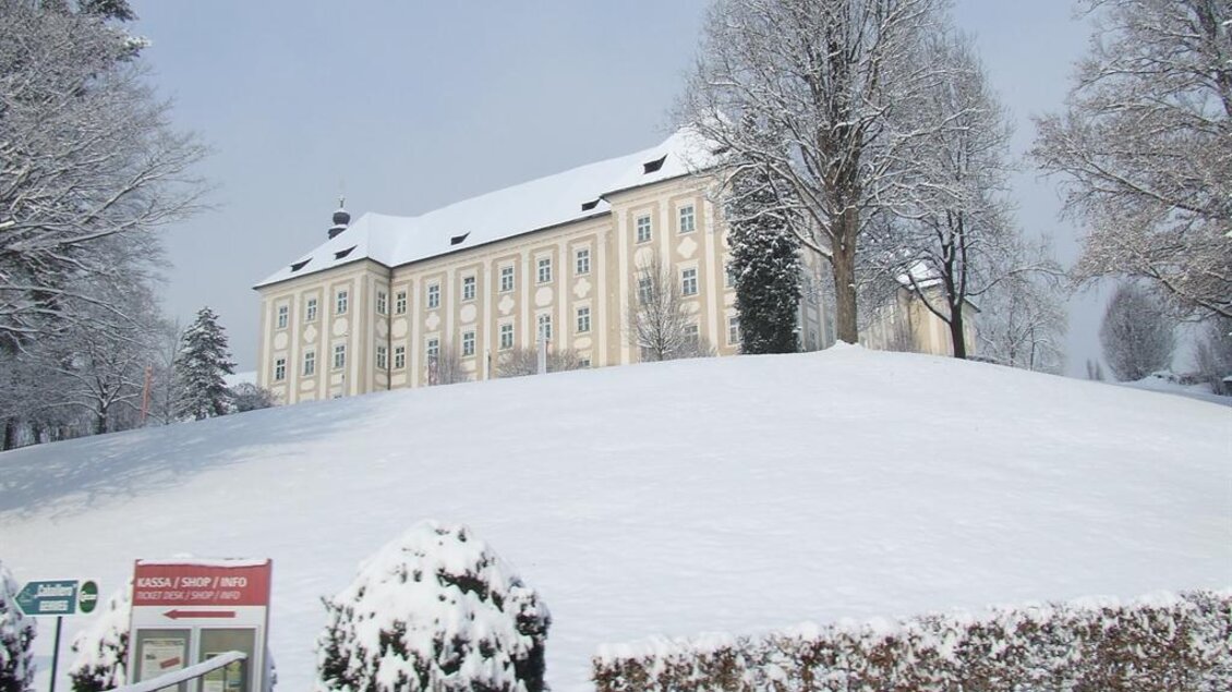 Ein schönes, schneebedecktes Gebäude auf einem Hügel. Umgeben von schneebedeckten Bäumen und einer ruhigen Winterlandschaft. | © www.piber.com