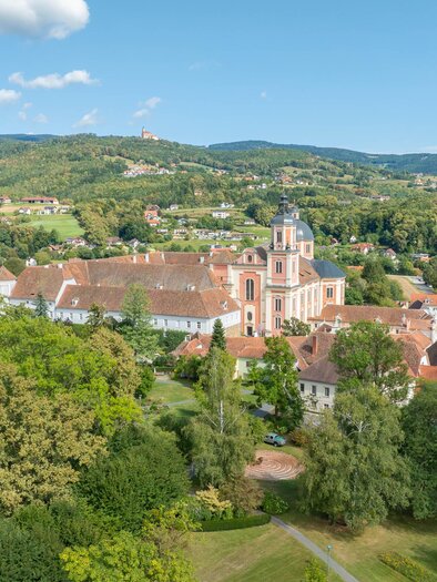 Castle Park Pöllau_view to Church_Eastern Styria | © Helmut Schweighofer