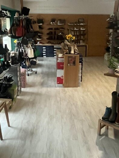 A store with a large selection of shoes. The display includes shelves full of shoes and an inviting sales area. | © TVB Ausseerland Salzkammergut_Nathalie Schröttenhamer