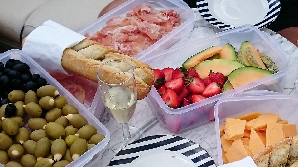 Ein Tisch mit verschiedenen Appetizern, darunter Oliven, Melonen, Erdbeeren und Käse. Dazu ein Glas Sekt und frisches Brot. | © TV Hochsteiermark / Brigitte Digruber