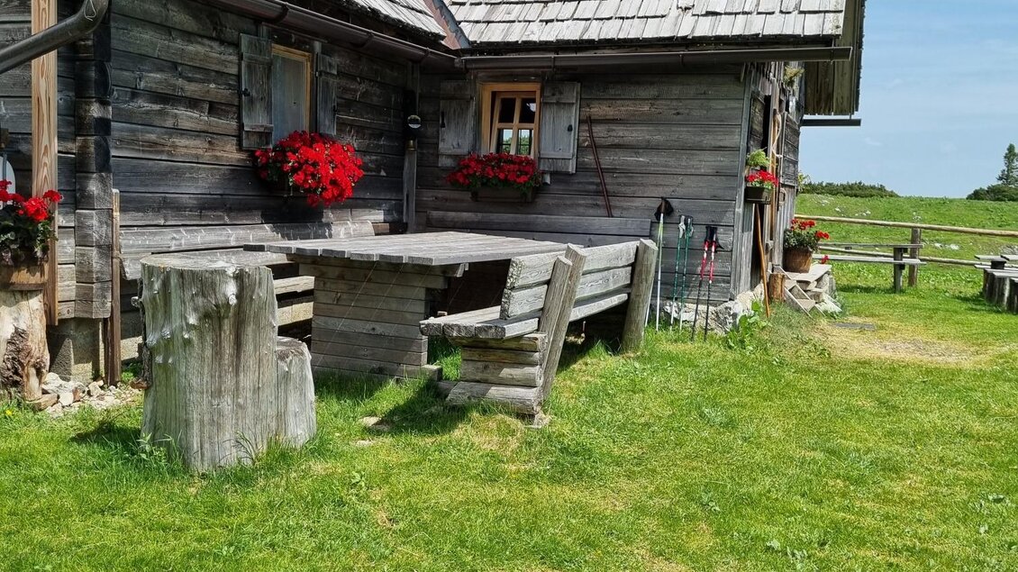 Sitzmöglichkeiten bei der Hütte | © Schmidlechner