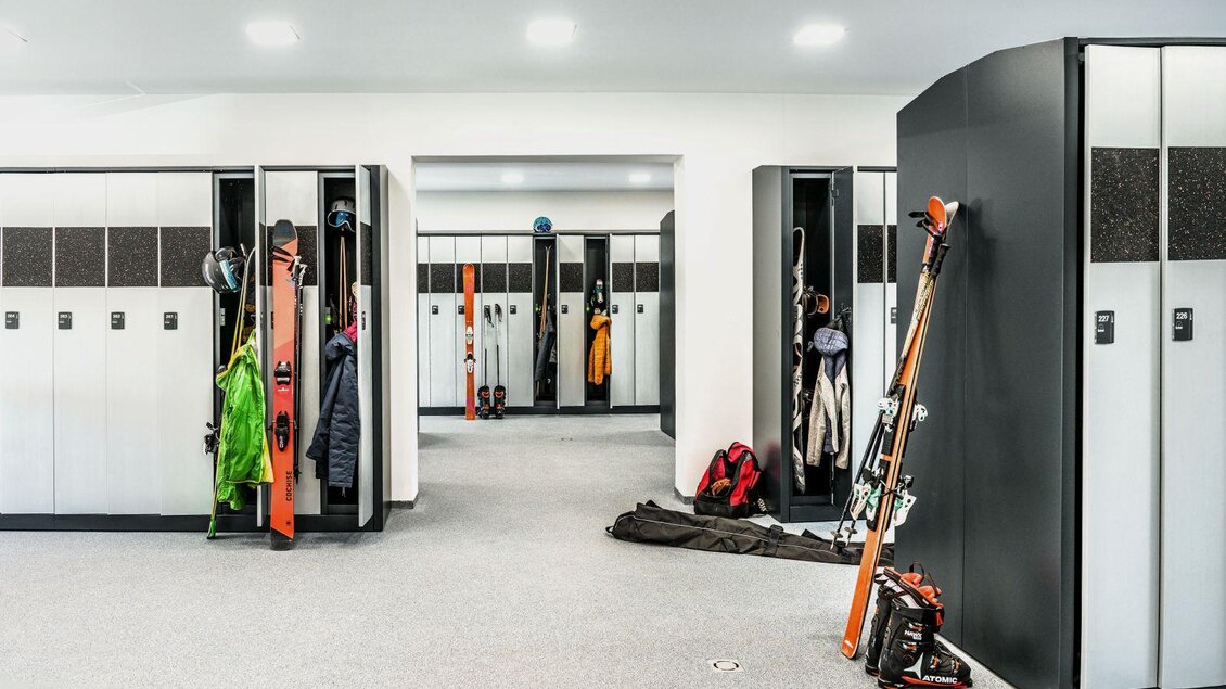 Skidepot in der Talstation der Bergbahn, Tauplitz | © andreasmaxones photo