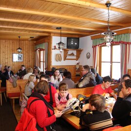 <p>The cozy guest room at the ski hut Grafenwiese in Tauplitz in wood style. The atmosphere is lively and inviting.</p> | © Grafenwiese Tauplitz