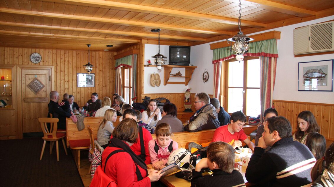 <p>Die gemütliche Gaststube bei der Skihütte Grafenwiese in Tauplitz im Holzstil. Die Atmosphäre ist lebhaft und einladend.</p> | © Grafenwiese Tauplitz